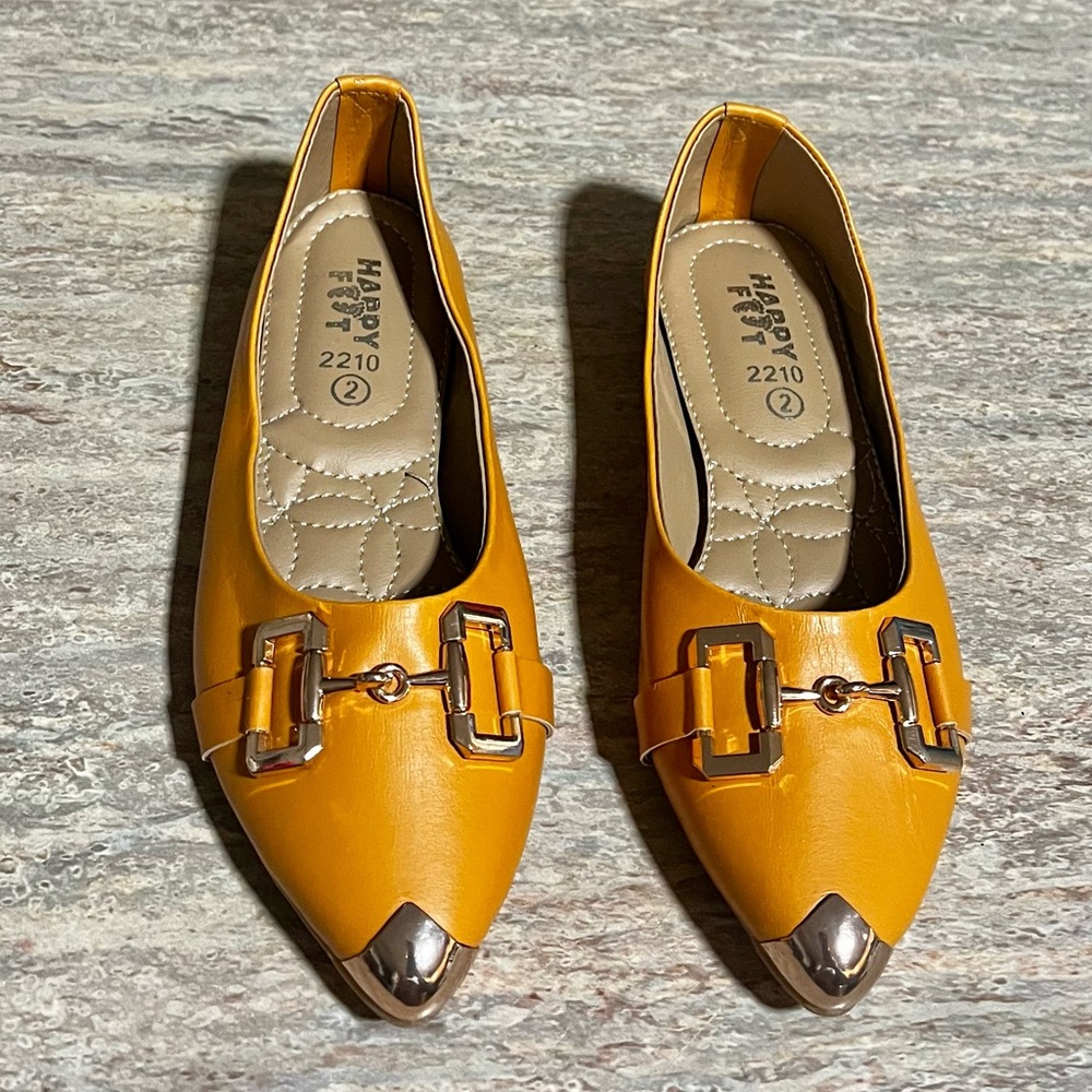 NWOB Happy Feet pointy mustard color flat shoes with gold hardware